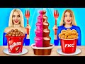 ¡DESAFÍO DE FONDUE DE CHOCOLATE! | Comida ricos vs pobres y dulces gigantes por RATATA BOOM