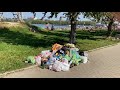 Городской пляж завален мусором