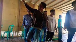 BAR-BAR KARAOKEAN DI WARKOP MOMBHUL BAWEAN