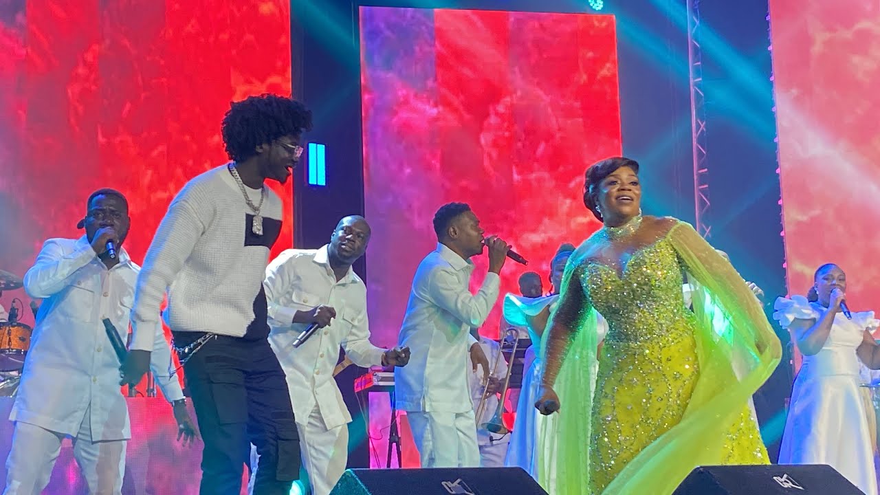 This is beautiful 🤩 Kuami Eugene surprised Piesie Esther on stage ...