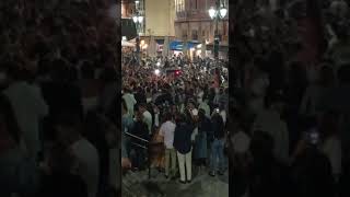 Plaza de Cañadío atestada de jóvenes sin mascarilla ni distancia de seguridad