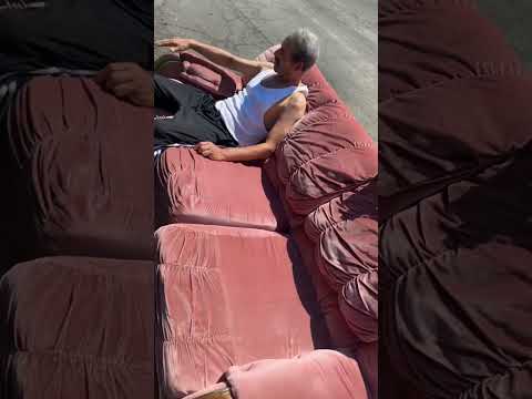 رميت لماما الصالون وخا بابا ماسخاش بيه عاوني عليه والله يخرجها على خير مع الزعبيلة
