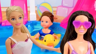 Barbie ile havuz keyfi!  Eğlenceli kukla oyunu