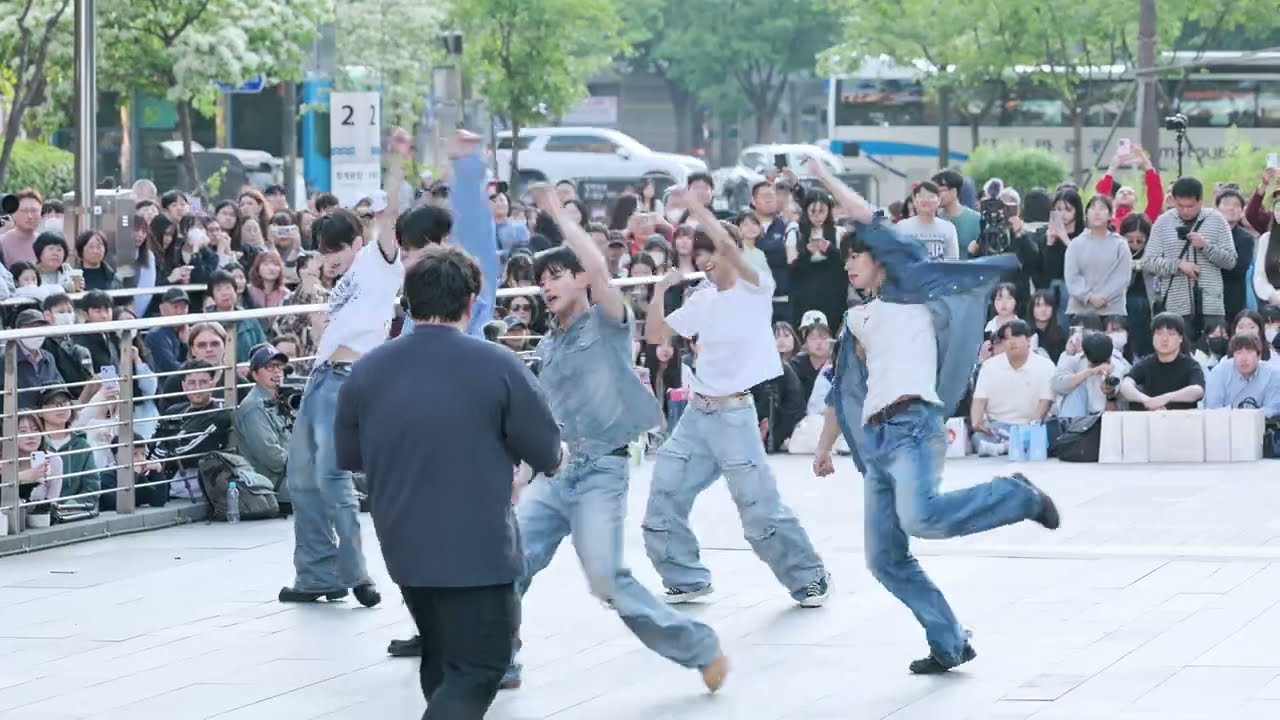 ARTBEAT 아트비트 [버스킹 여기서요?]  투모로우바이투게더 TXT - Love Language @청계광장