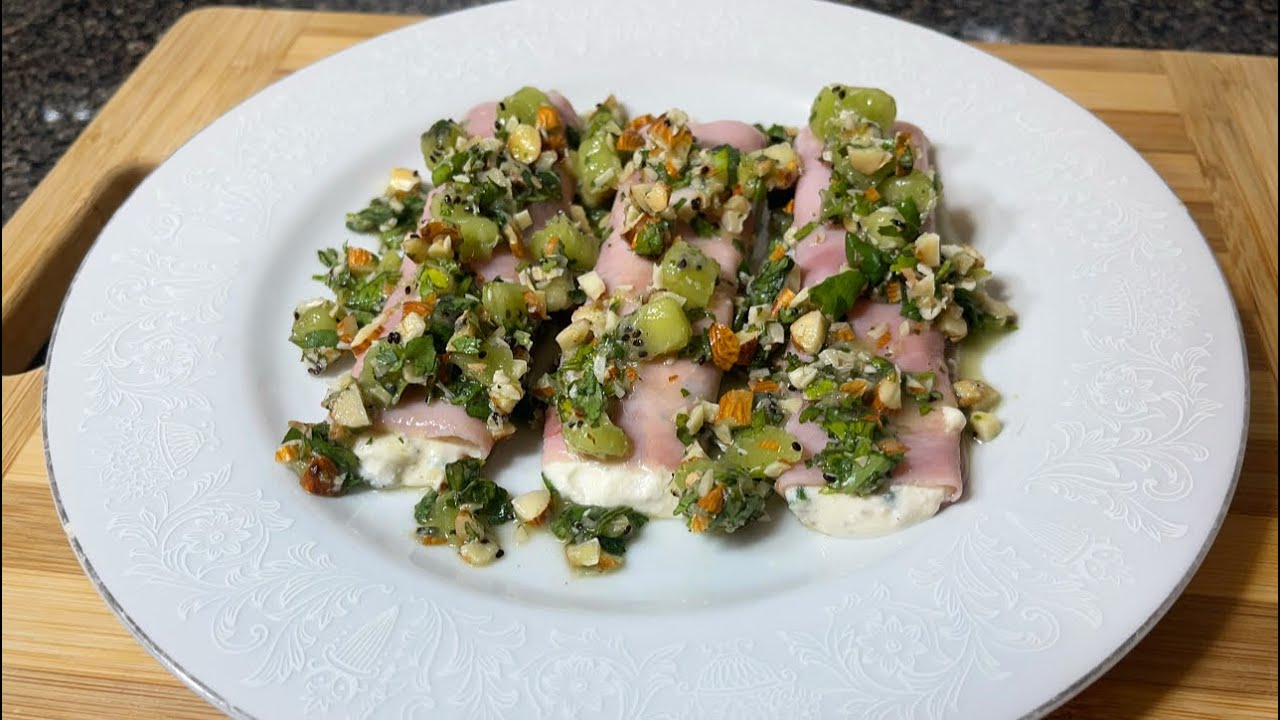 ROLLITOS DE JAMÓN, RELLENOS DE QUESO RICOTTA EN SALSA DE KIWI