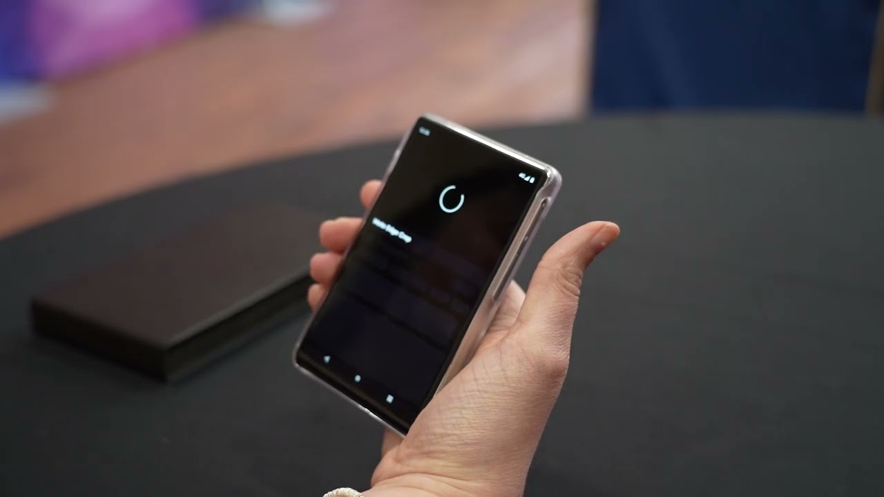 画面が伸び縮みするノートとスマホ。Lenovoがライブデモ