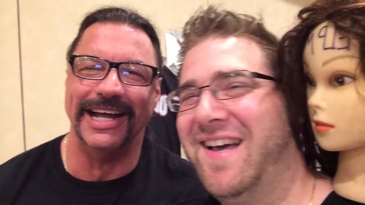 Видеоблог: Грим встречает суперзвёзд WWE на конвенции Legends of the Ring