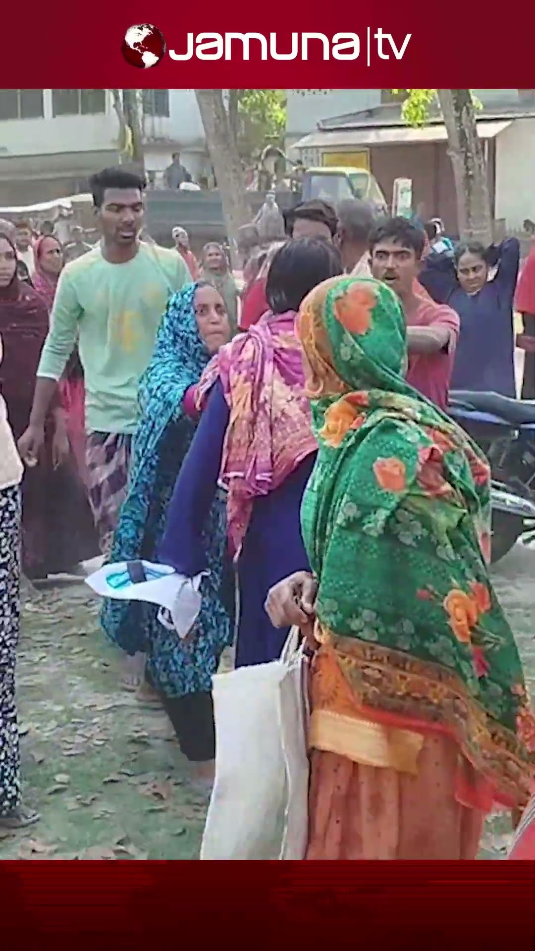 সাতক্ষীরায় টিসিবি পণ্য না পেয়ে নারীদের মারামারি #satkhira #tcb #jamunatv