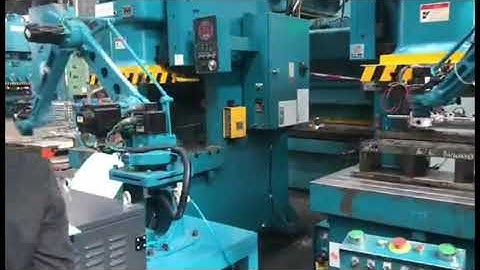 cánh tay robot trong hệ thống dập tự động