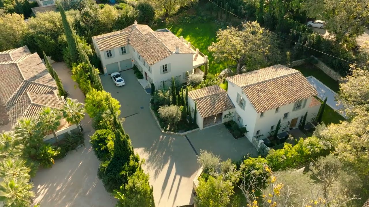 Saint-Tropez: Two villas with private pools for sale near the village center