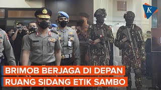 Brimob Bersenjata Berjaga Saat Sidang Kode Etik Ferdy Sambo di Depan Gedung TNCC Polri