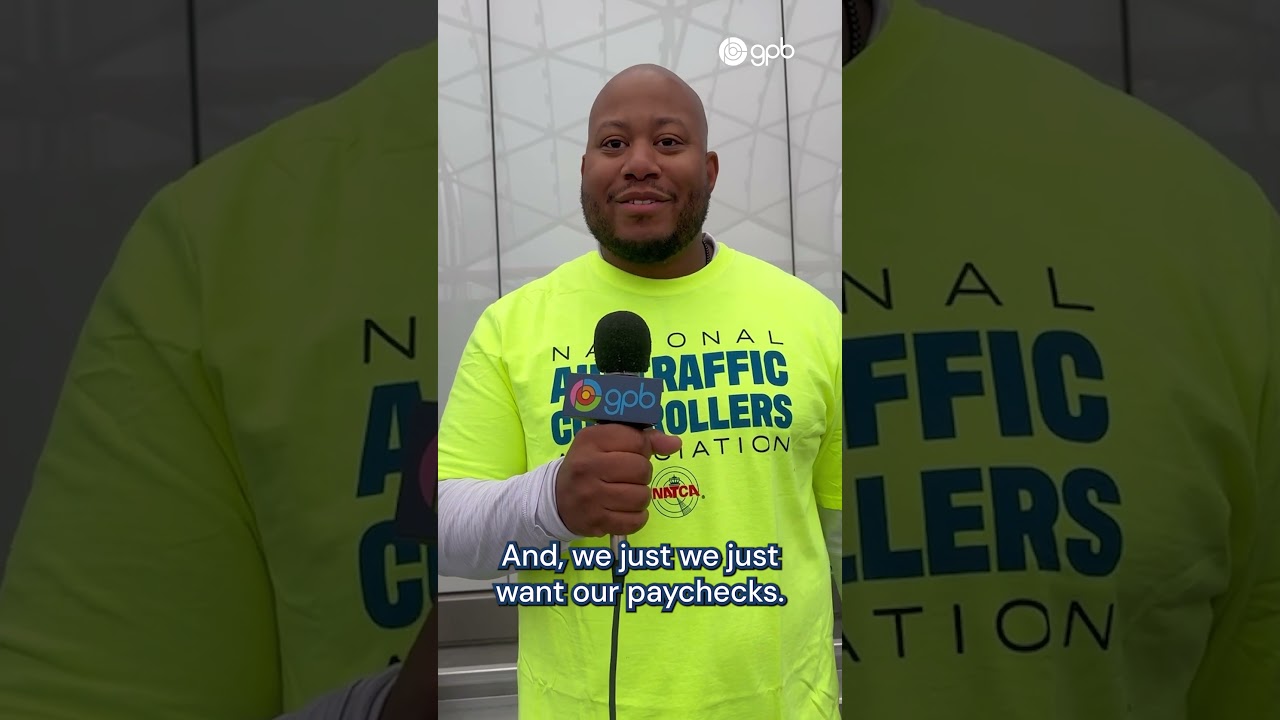 «Мы просто хотим получить свою зарплату». Авиадиспетчеры устроили демонстрацию в аэропорту Атланты.