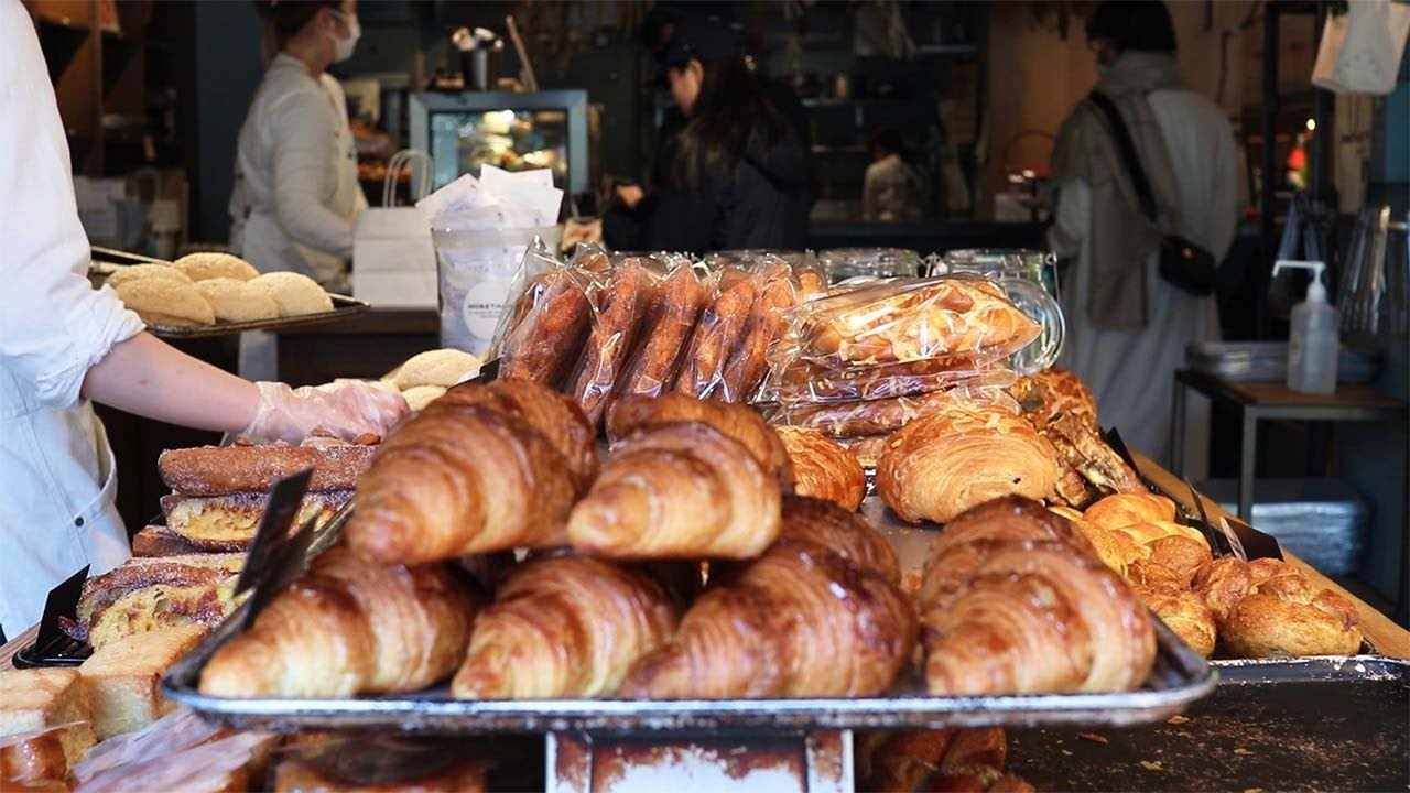 どんどん出てくるパンに外国人客も群がる！新宿の人気パン屋【MORETHAN BAKERY】に密着！　AMSR