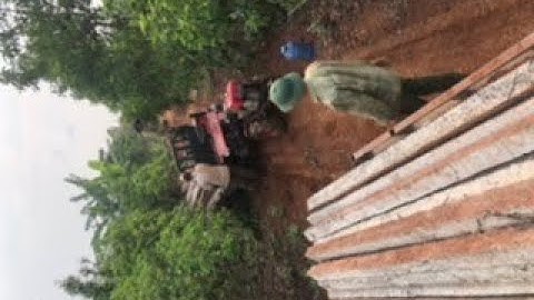 Xe công nông cầu đẩy chở trụ tiêu lên dốc bao êm