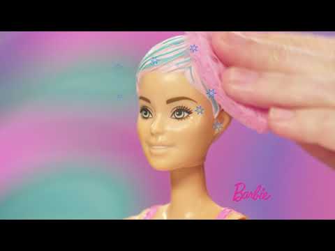 Video: Plastiskās ķirurģijas Cienītājs Izskatās Pēc Bārbijas Un Aizbaida Meitenes