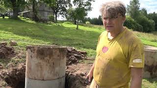 Kā (nevajag) rakt aku .Hand digging a well.