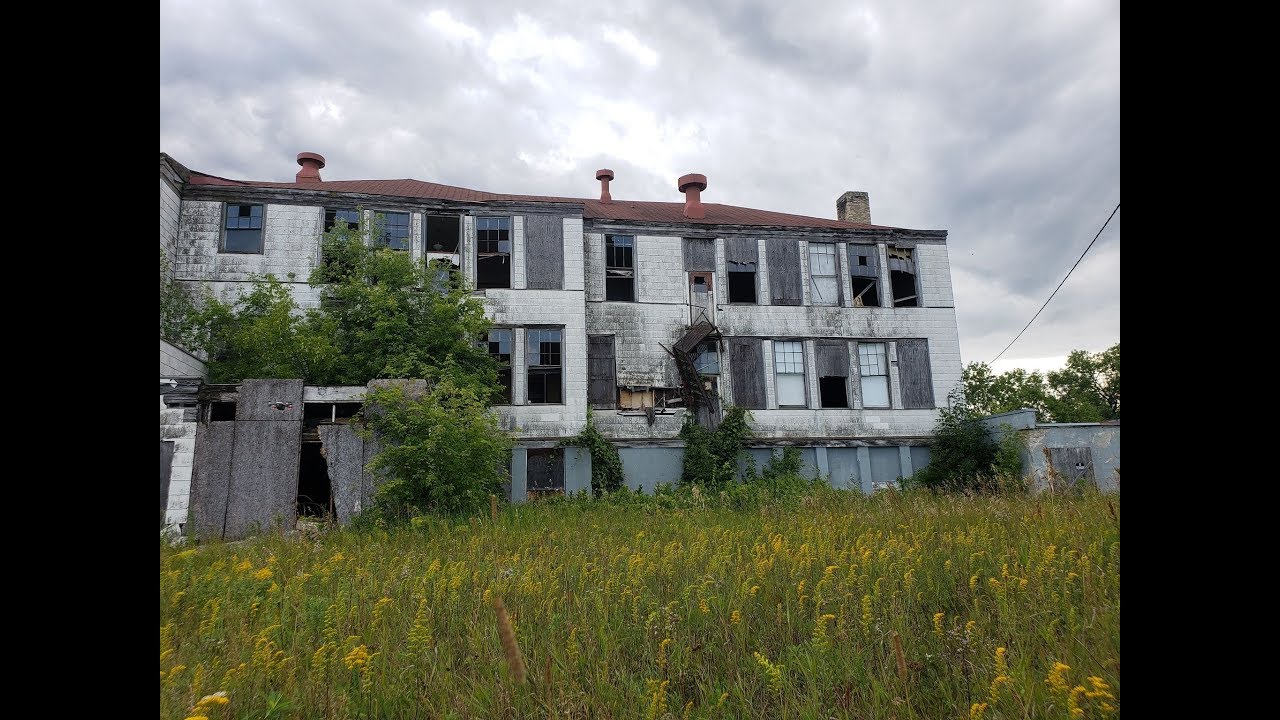 Exploring an Abandoned School! - YouTube