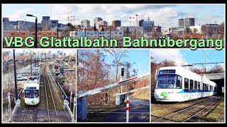 Kleiner Bahnübergang / Glattalbahn zischen Schrebergarten und Autobahn, Stadt Zürich, Schweiz 2021