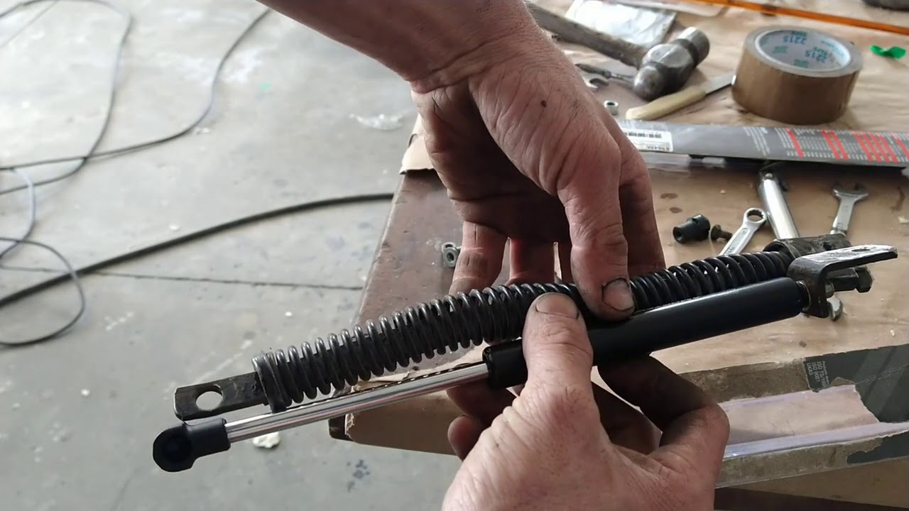 colocando mola gás no capô do Fusca  (LLARA 2.0) parte 31