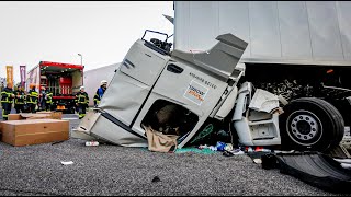 Drei verletzte Lkw-Fahrer: 40-Tonner fährt in Rastanlage in zwei Lkw