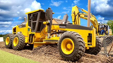 Grading A Road With An RC Motor Grader In 1:16 Scale!