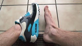 With Vs Without Socks - Nike Air Max 90 Essential