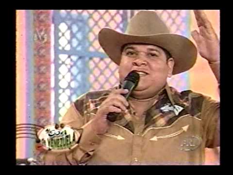 Felipe Torres el Aroeo cantando Agarraditos de mano en Venevision