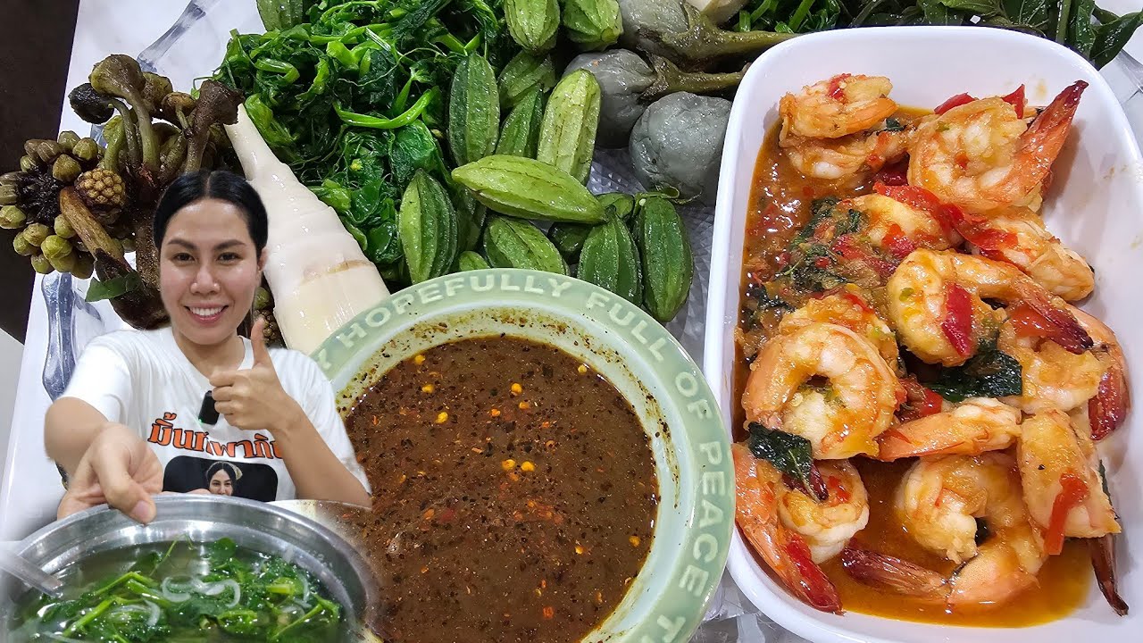 วันนี้กินข้าวกับผักหลากหลายอย่างเลยค่ะ มียอดอ่อนถั่วลันเตาต้ม หน่อขมต้ม และมีผัดกระเพรากุ้งด้วยนะคะ