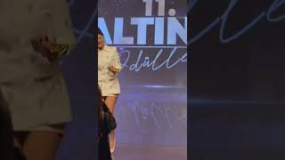 Eda Sakız Ödül Alıyor