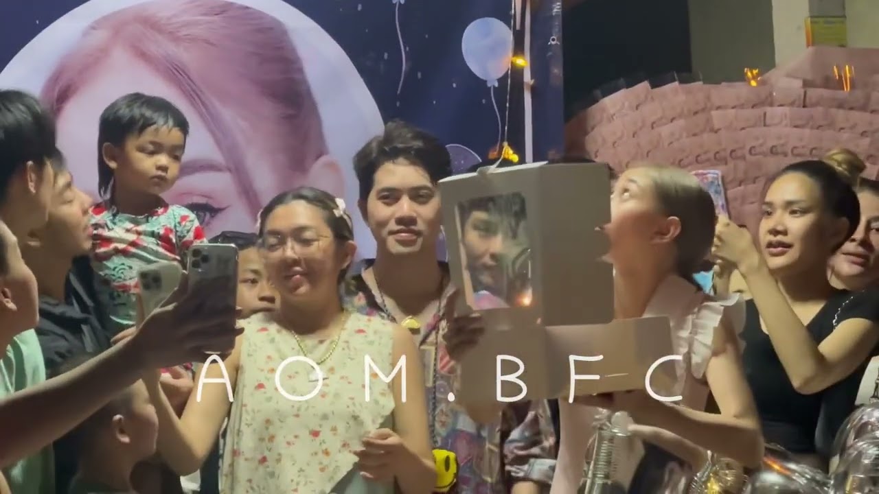 พี่ๆทีมงานมาร่วมเป่าเค้กวันเกิดน้องนุ่น แต่จะมีอยู่คนนึงที่เนียนรับพรแทนนุ่นไม่หยุด เบลล์เอ้ยย 5555