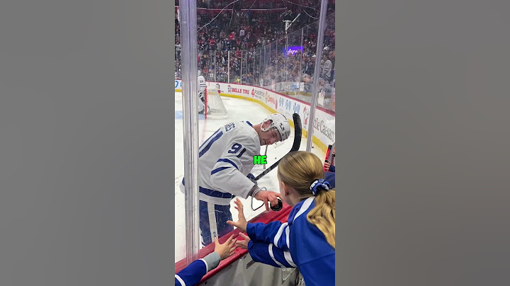 This Boy’s Sign Got the Hockey Player’s Attention (@goleafsg0 - TT)