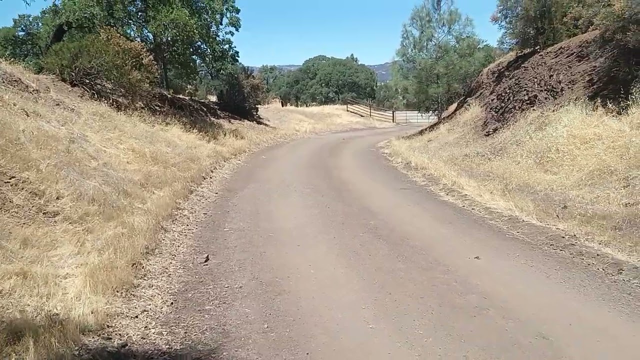 MIREN EN CONTRAMOS UN CARRO RARO 