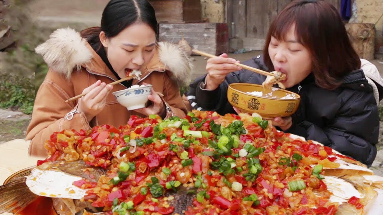 Цю Мэй приготовил твердое блюдо «рубленая рыбья голова» на китайский новогодний ужин