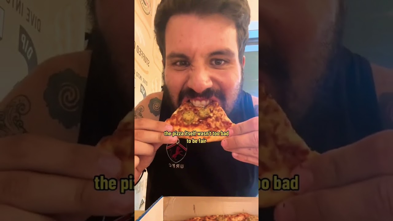 Trying domino’s in Índia 🇮🇳 