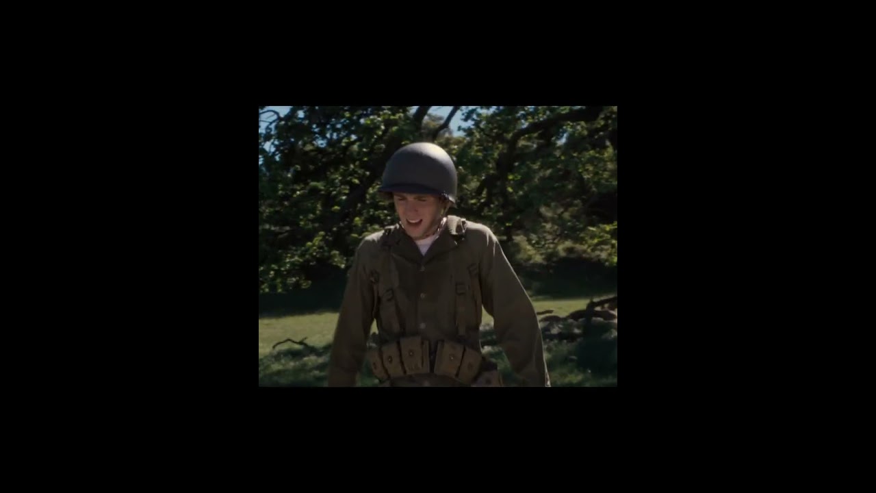 Первый мститель Стив Роджерс принес флаг 