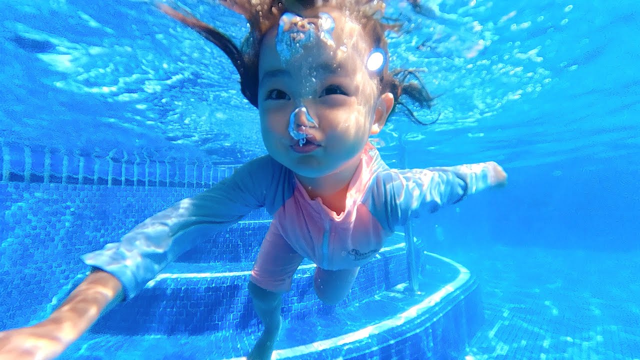 [SUB] РУДА начал плавать, как черепаха, увидев черепаху в море! 🐢 (ребенок 32 месяца)