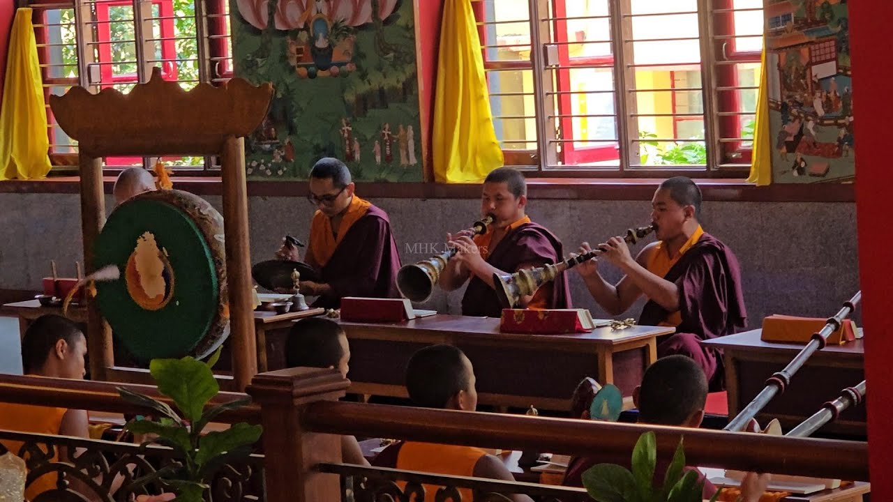 പ്രാര്ഥനയിലേക്ക് ക്ഷണിക്കുന്ന ബുദ്ധസന്യാസി Inviting for prayer Tibetan Monastery in coorg 