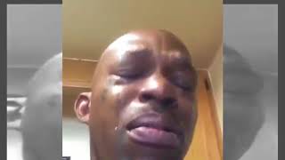 Negro llorando con musica sad