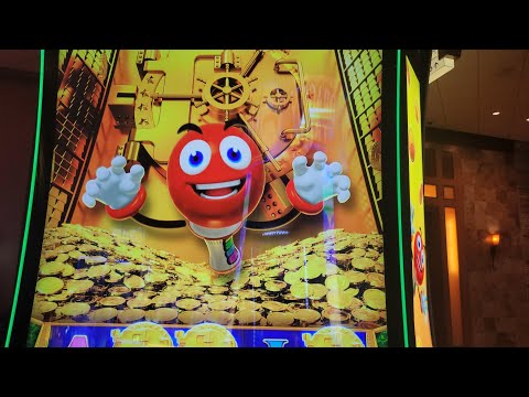 Los hombres disfrazados de ricos salen al casino. #drama #film