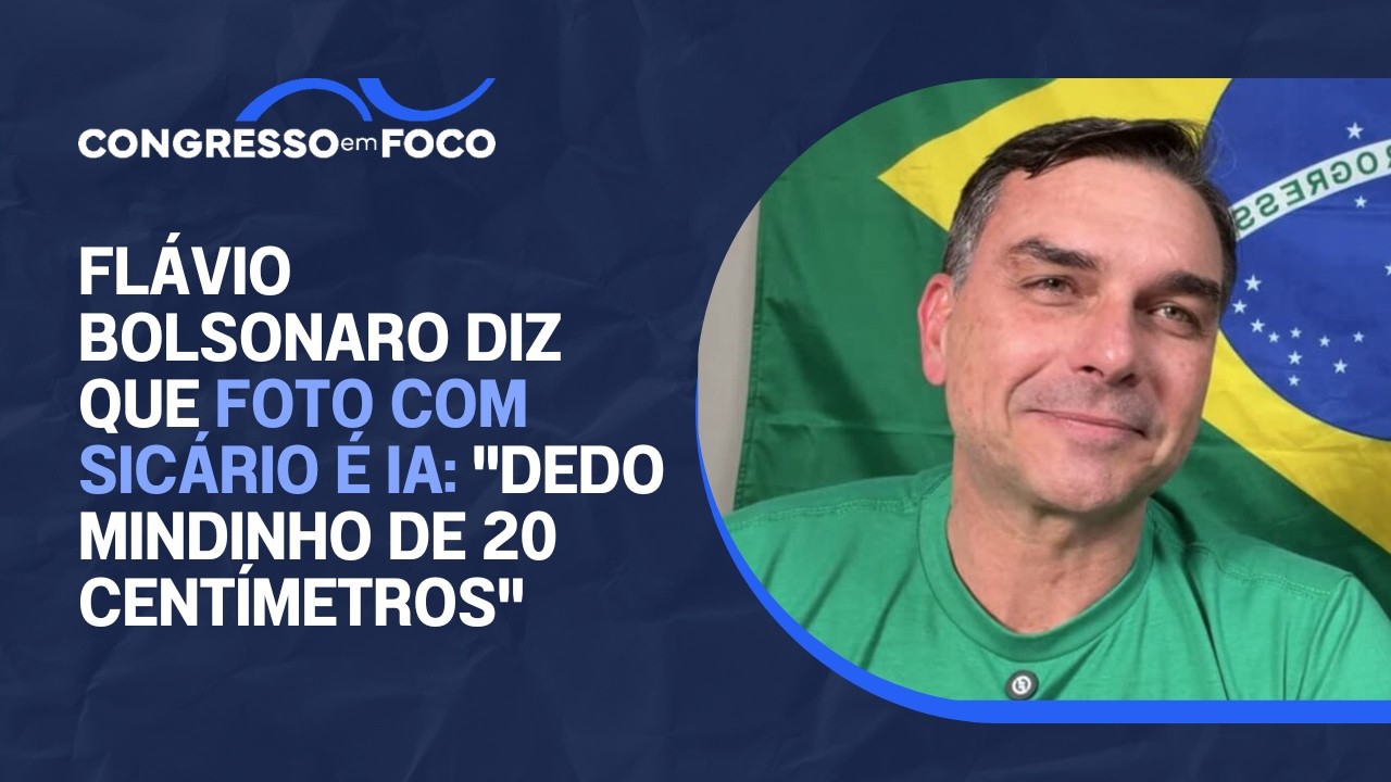 Flávio Bolsonaro diz que foto com Sicário é IA: "dedo mindinho de 20 centímetros" Flávio Bolsonaro diz que foto com Sicário é IA: "dedo mindinho de 20 centímetros"