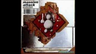 Miniatura de vídeo de "Massive Attack - Light My Fire"