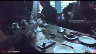 Story WA main gitar keren 😎