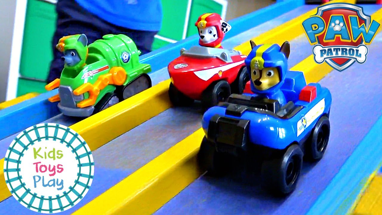 SPIN MASTER Paw Patrol patrulhando torre com uma pista de corrida