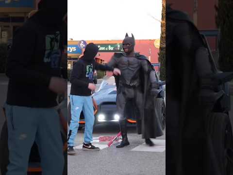 Batman met une mandale à un inconnu ! 😳