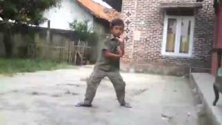Video lucu ada anak kecil melempar batu lalu berubah menjadi orang lain dan ada mata besar