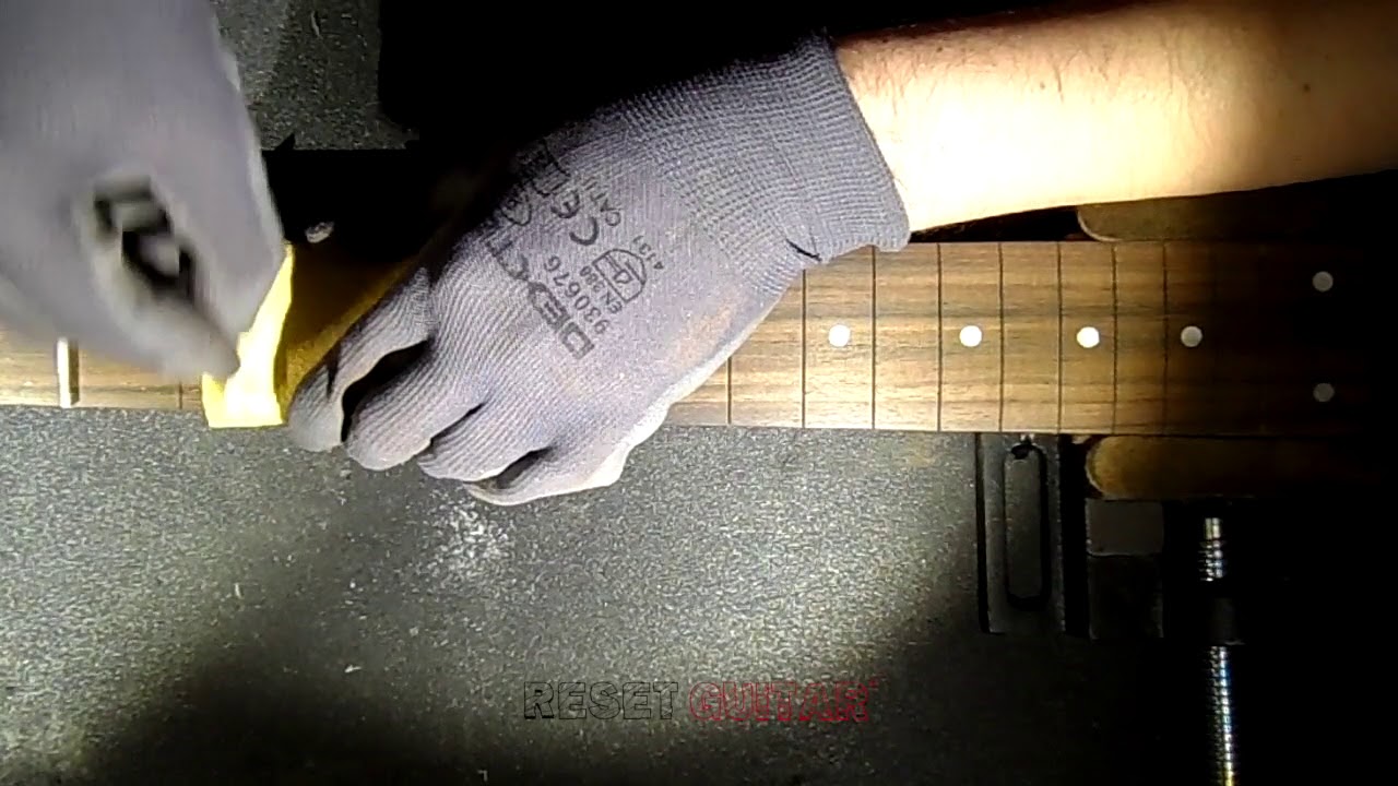 Cómo convertir un bajo de 4 cuerdas en un bajo fretless - YouTube