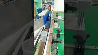 Fully automatic rolling type round bottle labeling machine