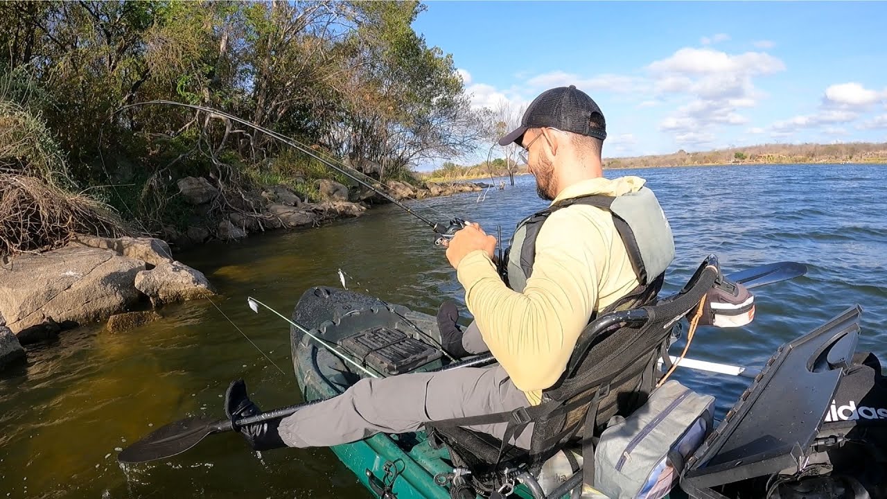 Era só arremessar perto da pedra que… pá! Tucunaré na linha.