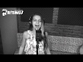 Anna lusa penna  aluna da ritmus cantando em aula prtica de studio