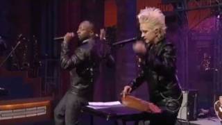 Wyclef Jean &amp; Cyndi Lauper - Slumdog Millionaire ( Live At David Letterman )